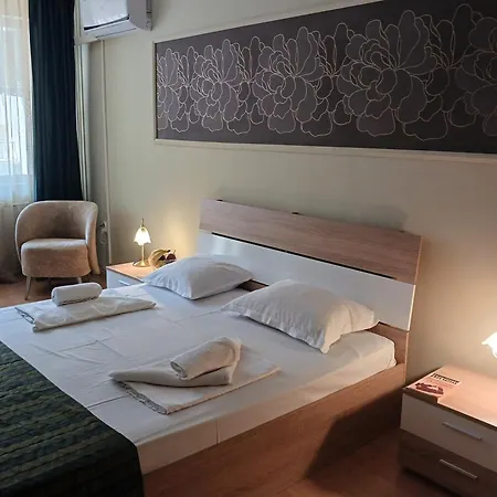 索伯纳酒店 2* 瓦爾納